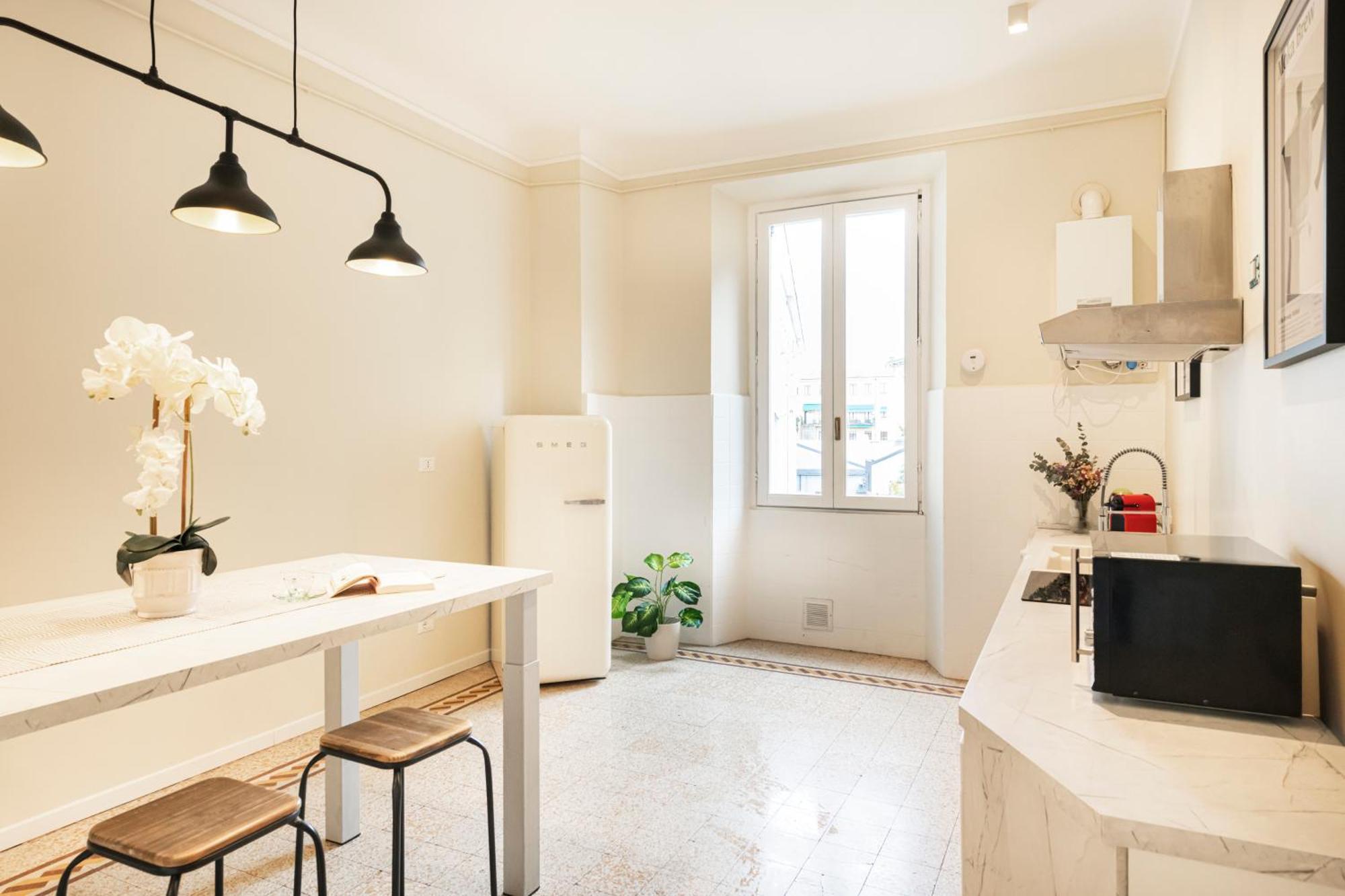 Spacious In Design District By Easylife Apartment